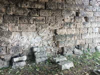 A poca distanza dell�arco di accesso alla Basilica di San Nicola alcuni blocchi si sono staccati dalla muratura...